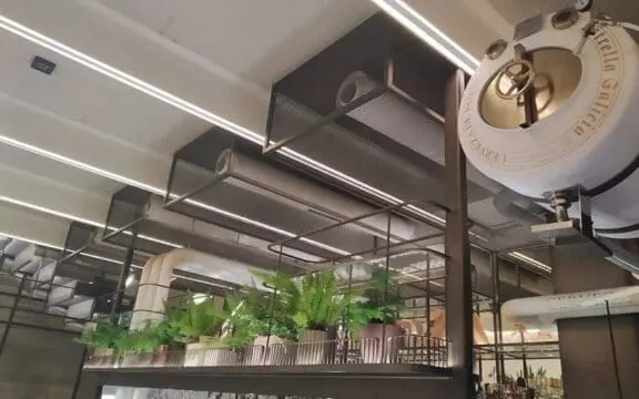 Instalación del sistema de climatización en el Gastrobar Cantón 23