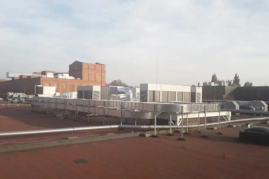 Conductos de ventilación en azotea de edificio británico