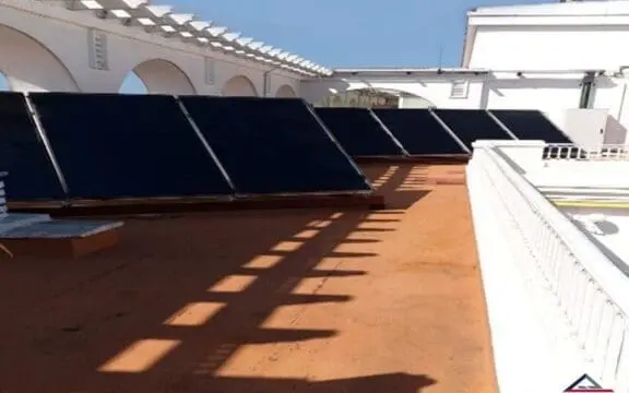 Paneles solares en azotea de un hotel