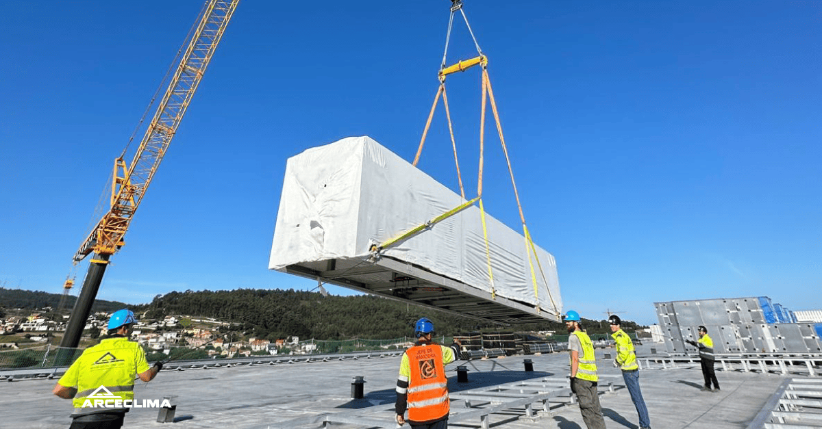 Izado de enfriadoras Daikin para instalación de climatización en el sector textil